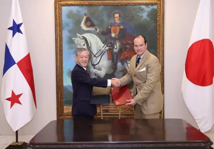 El canciller Javier Martínez-Acha Vásquez, y el embajador de Japón en Panamá, Matsunaga Kazuyoshi. Foto: Cortesía