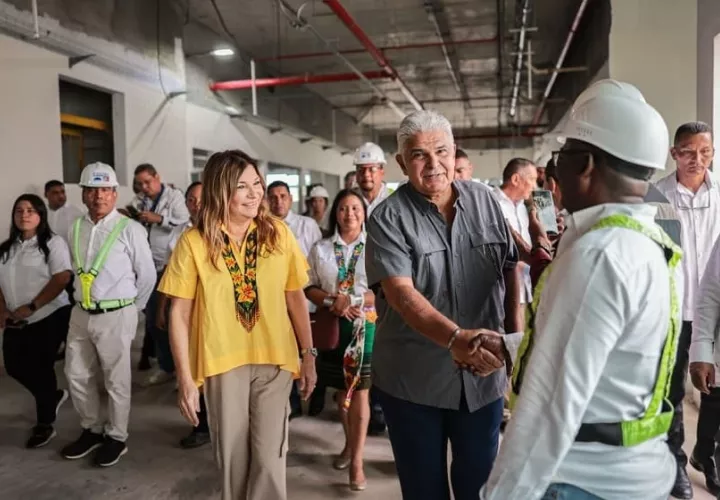 Mulino recorre las instalaciones del hospital de Metetí. Foto Cortesía