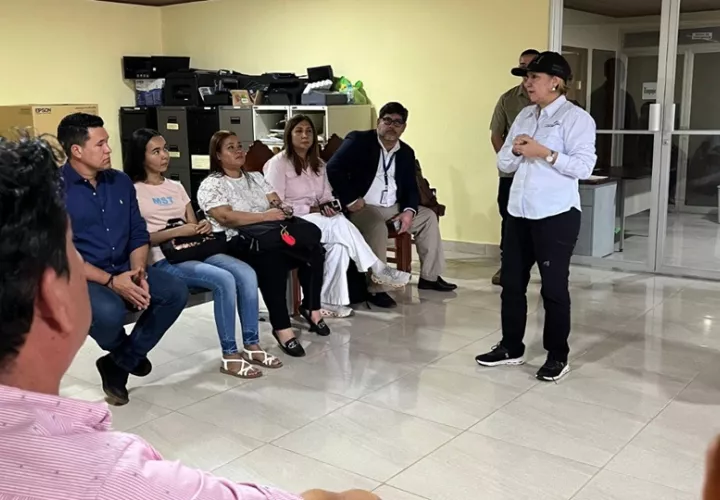 La ministra Dinoska Montalvo durante la gira por Los Santos. Foto: Cortesía