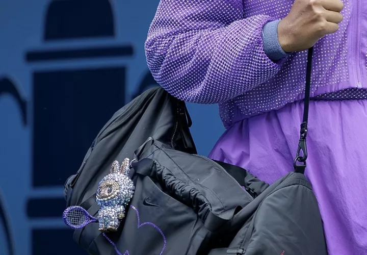 Tenista Naomi Osaka con un peluche Labubu en su bolso. EFE