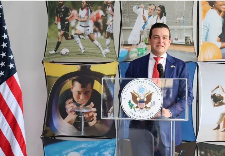 Marino Cabrera inauguró junto a Malore Brown el Colón American Center, un espacio que ofrecerá enseñanza de inglés, intercambios educativos y actividades culturales para los colonenses. Foto. Cortesía