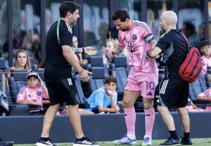 Messi tiene una leve lesión muscular. Foto: EFE