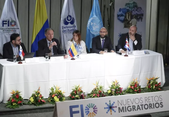 Autoridades durante una rueda de prensa. EFE