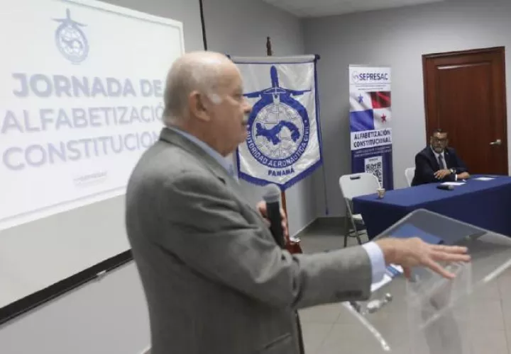 Miguel Antonio Bernal durante una jornada de capacitación constitucional a funcionarios públicos.  Cortesía