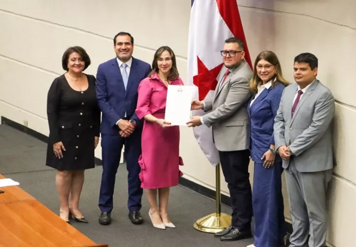 La ministra encargada Eida Gabriela Sáiz presentó el proyecto. Foto: Cortesía