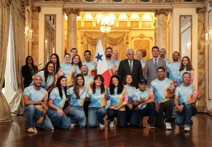 osé Raúl Mulino entregó el emblema patrio a la Selección de Panamá de Va'a. Foto: Cortesía 
