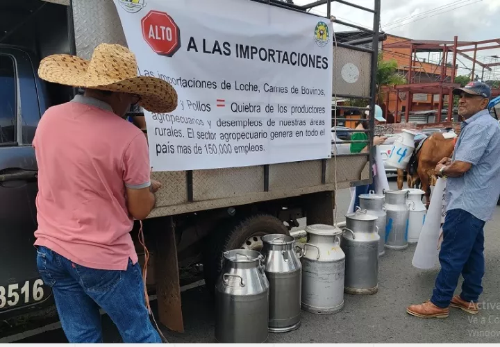 Las empresas procesadoras locales ya han reducido 0.05 centésimos por litro a los 0.65 que se venían pagando, dijo Carlos Herrera, productor de leche en La Chorrera.  Foto. Eric Montenegro.