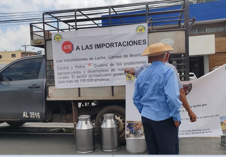 “Yo no quiero ver nunca más esas imágenes camiones de leche tirando el producto en la carretera interamericana; ese caos espero que no se produzca en mi gobierno, voy a apoyar al sector lechero con todo”. Foto. Eric Montenegro