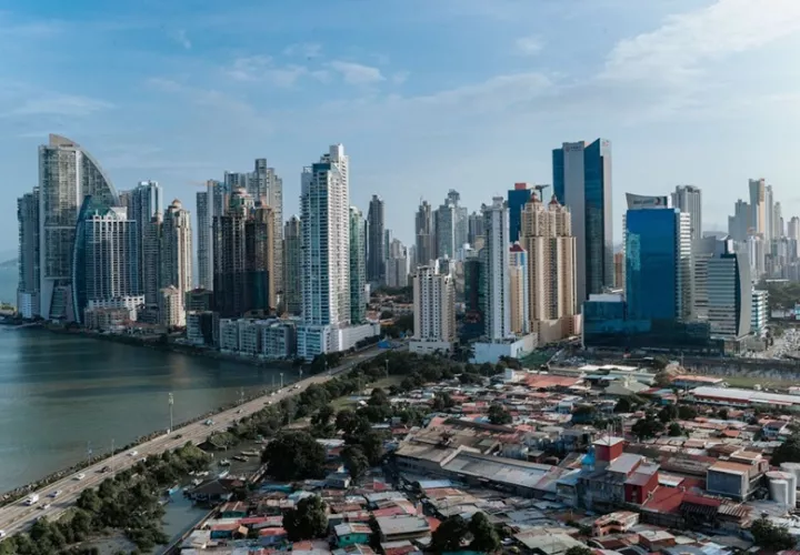 El Gobierno panameño mantiene la expectativa de un crecimiento económico del 4 % para este año. Foto: Pexels/Luis Quintero