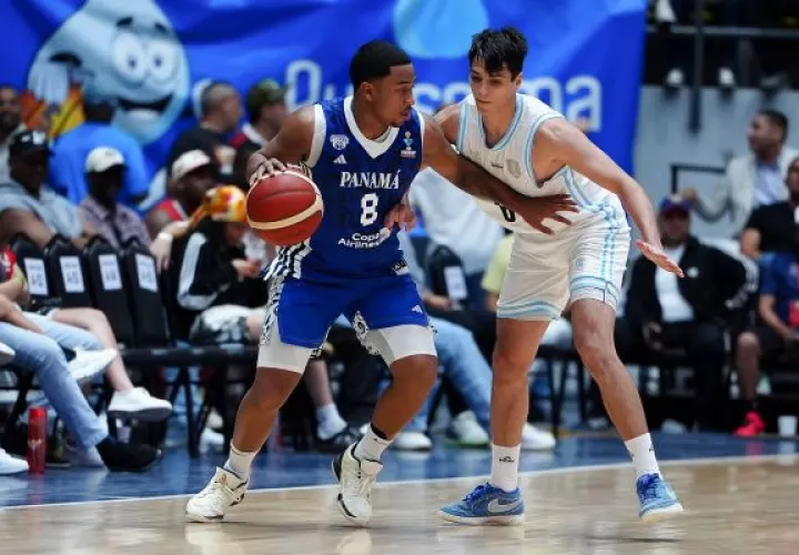 Guillermo Navarro, de Panamá (Izq.) disputa el balón con Juan Ignacio Marcos, de Argentina, en un partido de la Copa Latina 2025 en la Arena Roberto Durán. Foto: EFE