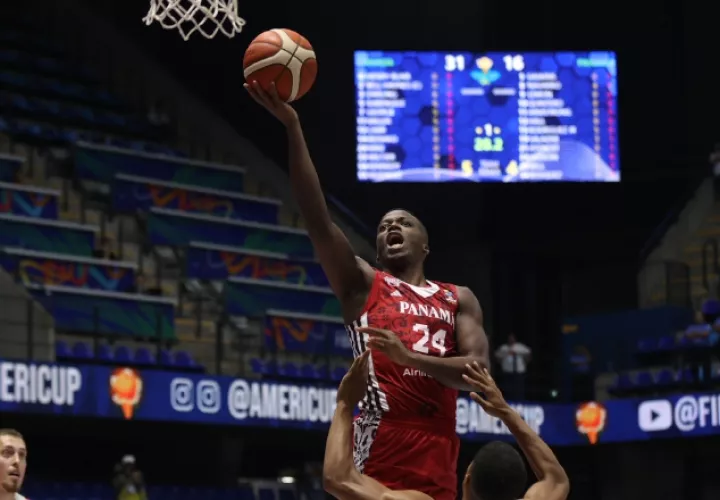 Aaron Gedeon (24) lanza el balón a  la canasta durante el partido entre Panamá y Puerto Rico en la AmeriCup 2025. Foto: EFE