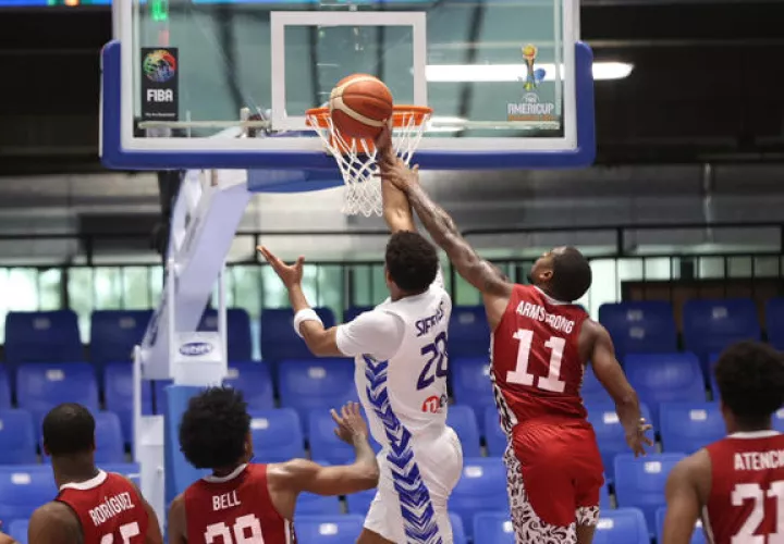  Yohanner Sifontes (izq.) de Venezuela disputa el balón con Roberto Armstrong de Panamá. Foto: EFE