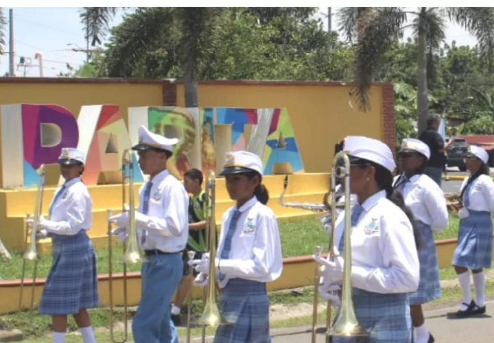 La fundación de Parita también se celebró con un multitudinario desfile cívico, en el que participaron unas 20 delegaciones estudiantiles de diferentes regiones del país, además de representantes . Foto. Thays Domínguez