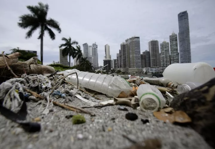 Se prevé generar 913.000 toneladas de plástico en 2040. Foto: EFE