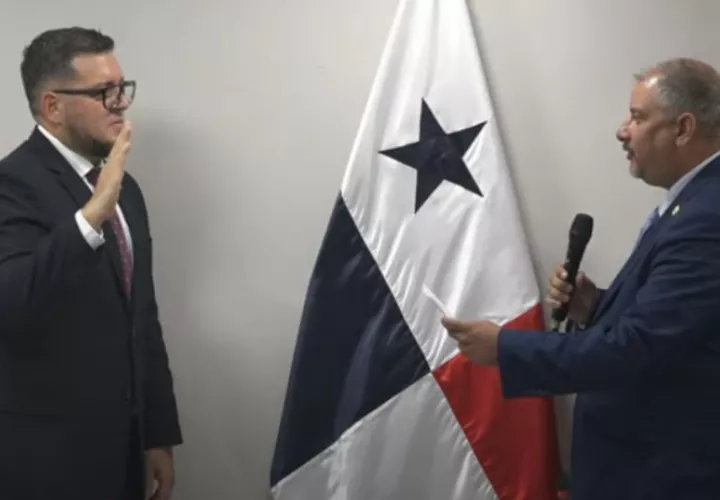 Juramentación de Eduardo Vásquez como presidente de la comisión de Presupuesto. 
