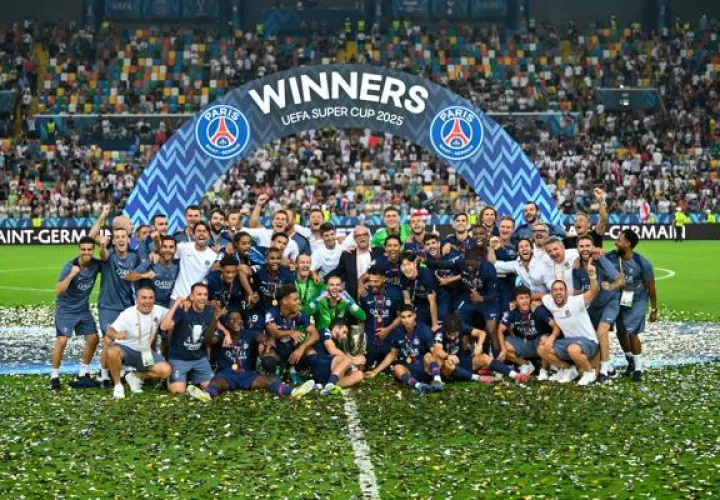 Los jugadores del PSG festejan el título de la Supercopa. Foto: EFE