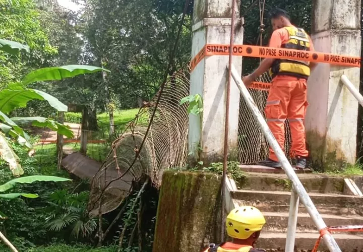 Miembros de Protección Civil inspeccionan el puente. Foto: Eric Montenegro
