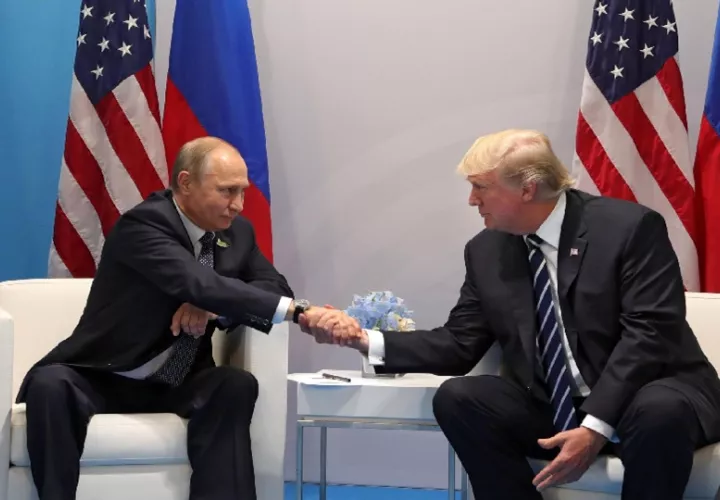 Fotografía de archivo del presidente ruso, Vladimir Putin (i), junto al mandatario de Estados Unidos, Donald Trump (d.) EFE