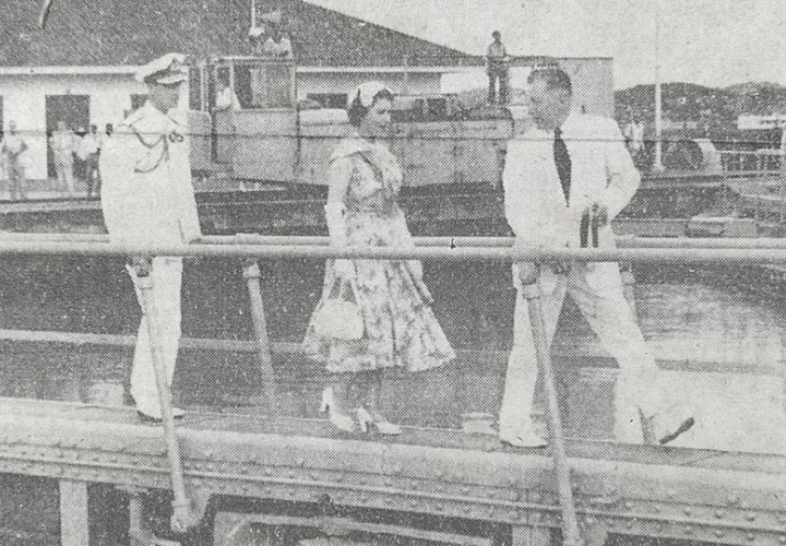 La reina Isabel en las esclusas de Miraflores. Foto: Panamá América