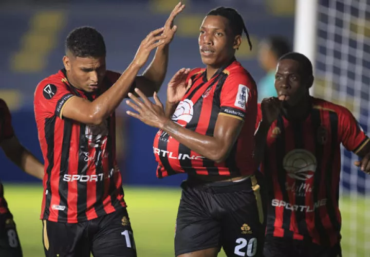  Ramsés de León de San Miguelito (cent.) celebra su gol ante Diriangén. Foto: EFE