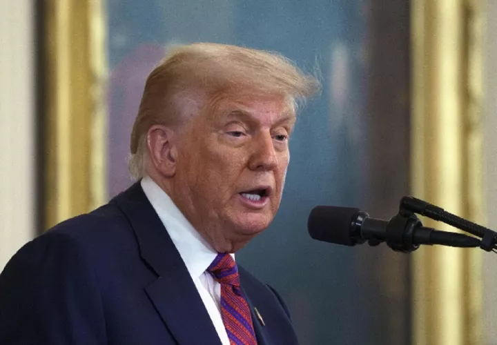 Fotografía de archivo del presidente de Estados Unidos, Donald Trump (i), y el primer ministro canadiense, Mark Carney. EFE