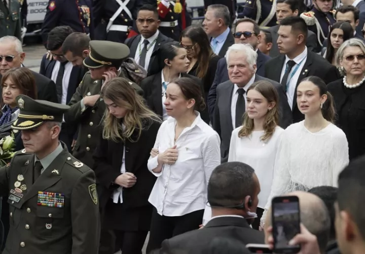 La esposa del fallecido senador Claudia Tarazona y sus hijas.