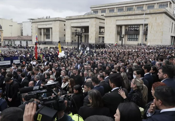 Ciudadanos acompañan el féretro en la Plaza de Bolívar (Bogotá).  EFE