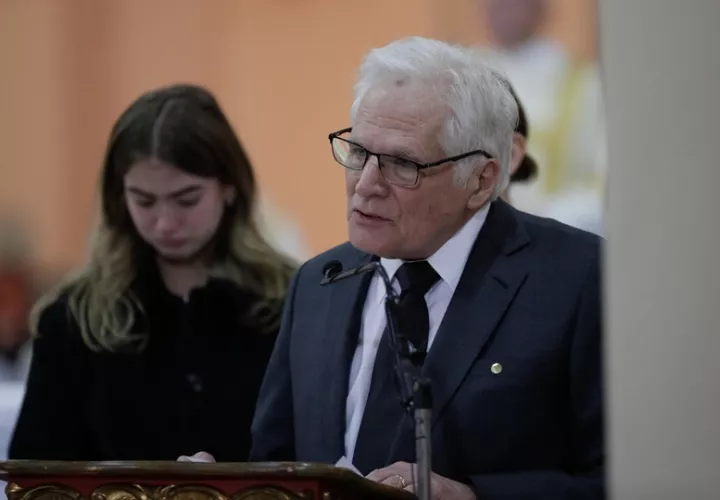 Fotograía del padre del fallecido senador y precandidato presidencial Miguel Uribe Turbay, Miguel Uribe Londoño. EFE