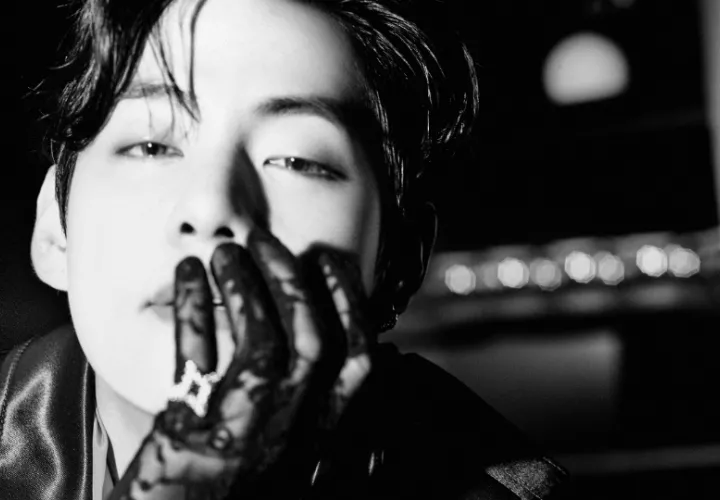 V, cuyo nombre real es Kim Tae-hyung, es conocido por su carisma y talento. Foto: Weverse Magazine