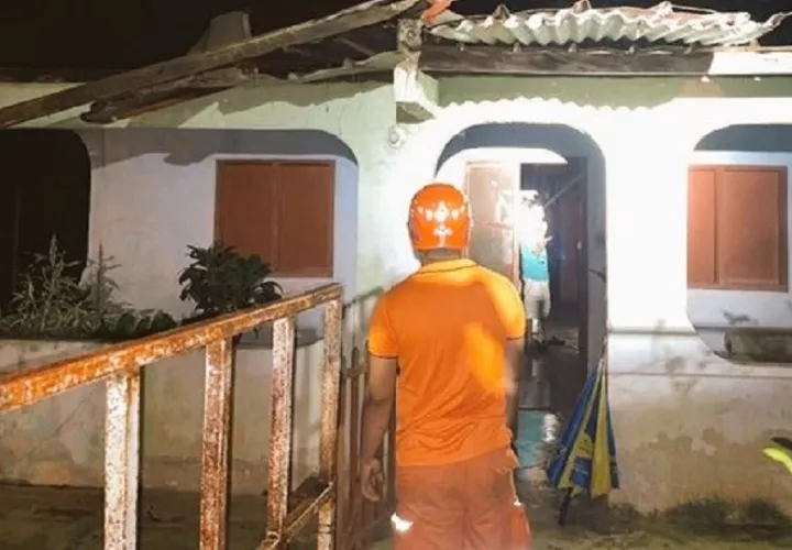 Funcionarios del Sinaproc revisan en Veraguas las viviendas afectadas por la voladura de techos. Foto. Sinaproc