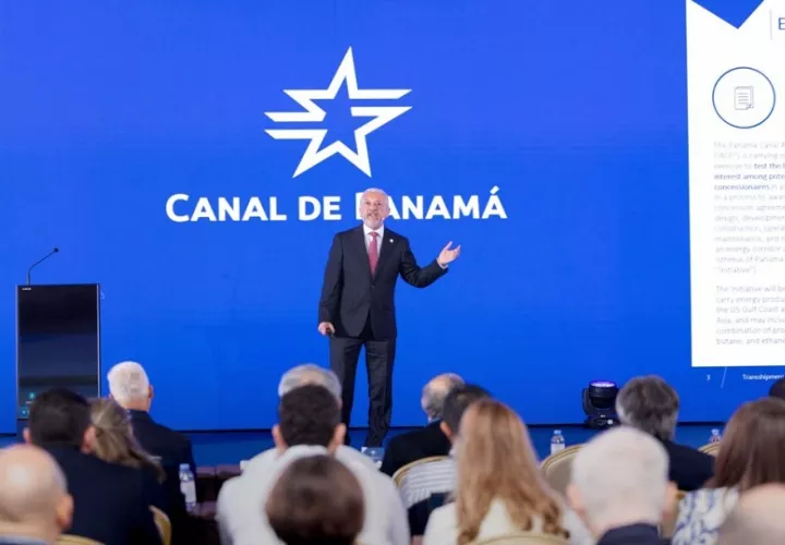 Ricaurte Vásquez presentando el proyecto a los inversionistas. Foto: Cortesía