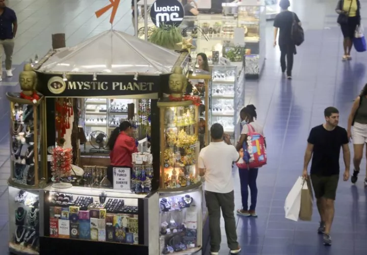 Actividad económica en un centro comercial. Foto: EFE