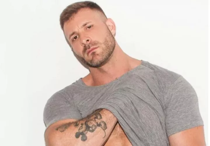 Justin Heath Smith de 44 años es conocido como 'Austin Wolf' en el cine para adultos.