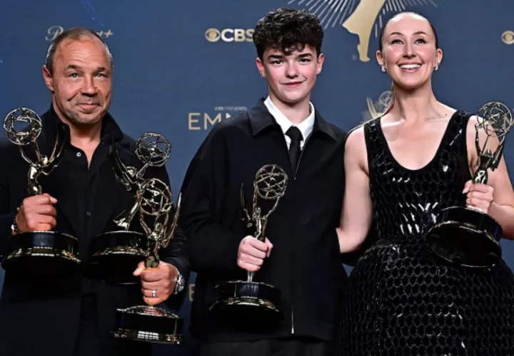 Stephen Graham, Owen Cooper y Erin Doherty. Foto: Frederic J. Brown / AFP