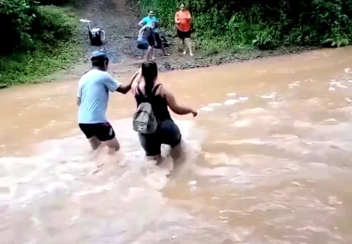 El puente no solo es inseguro, sino que también limita el desarrollo de la comunidad. Foto. Thays Domínguez