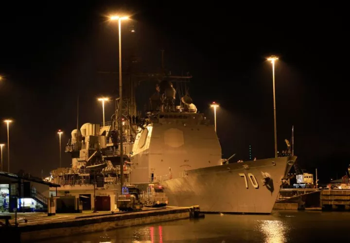 El buque USS Lake Erie (CG-70) transitó por el Canal de Panamá. Foto: EFE