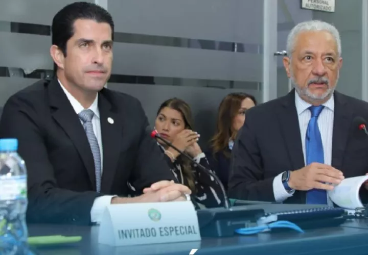 José Ramón Icaza, presidente de la Junta Directiva de la ACP junto al administrador Ricaurte Vásquez. Foto: Cortesía
