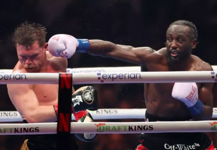 El mexicano Saúl 'Canelo' Álvarez (izq.) recibe un golpe del estadounidense Terence Crawford durante su pelea en el Allegiant Stadium en Las Vegas. Foto: EFE