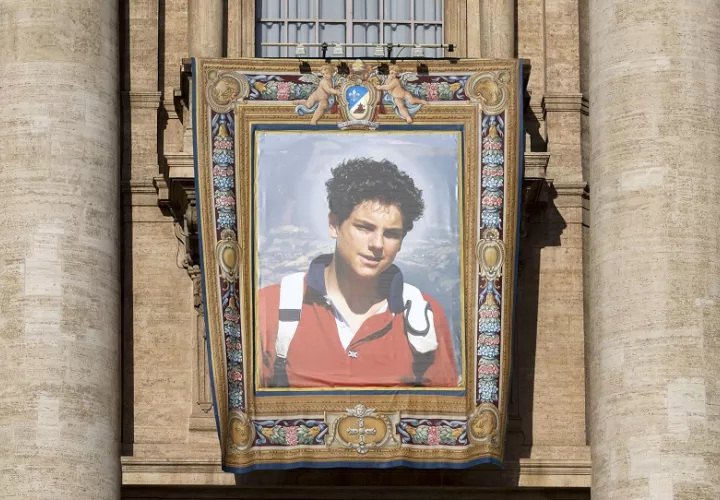Estaba presente toda la familia de Carlo Acutis, sus padres y sus dos hermanos, y su madre Antonia Salzano fue la encargada de llevar al altar el relicario con fragmento del corazón de su hijo. Foto. EFE