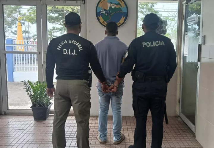 La aprehensión del presunto femicida se realizó en el corregimiento El Arado, distrito de la Chorrera mediante diligencia de allanamiento junto con el Ministerio Público (MP). Foto. Policía Nacional