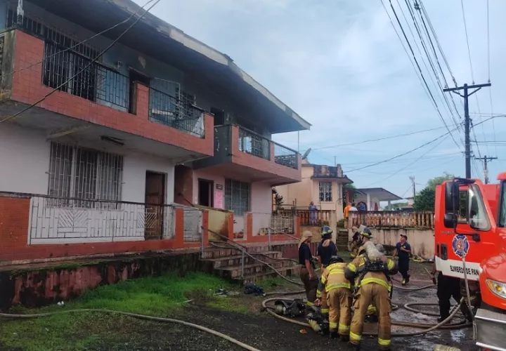 El incendio fue controlado en su totalidad a las 8:15 a.m., en medio de la curiosidad de las personas y de los conductores que transitan por el área. Foto. Diómedes Sánchez