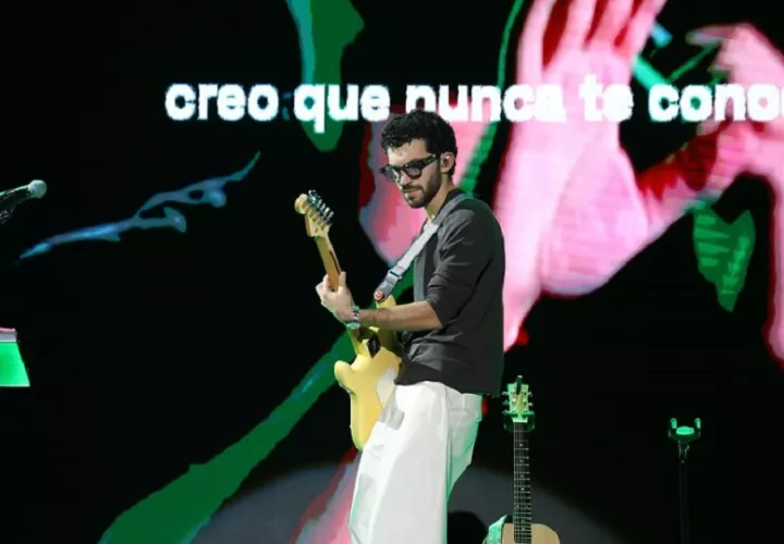 Yorghaki tocando la guitarra para más de 5 mil personas. Foto: Cortesía
