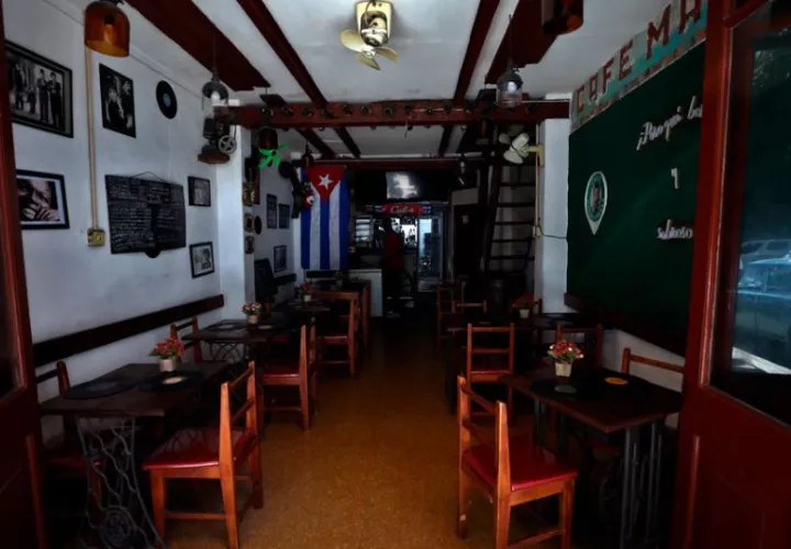Interior de un restaurante privado sin electricidad en La Habana (Cuba). Foto: EFE
