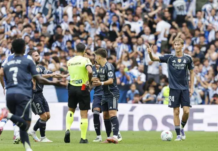 El defensa del Real Madrid Dean Huijsen durante su expulsión en el partido de la jornada 4 de La Liga EA Sports. EFE