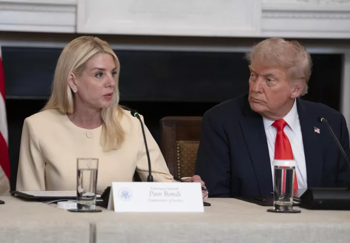 Donald Trump, junto con la fiscal general, Pam Bondi. EFE