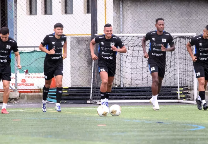 Jugadores de El Salvador entrenan. Foto: EFE