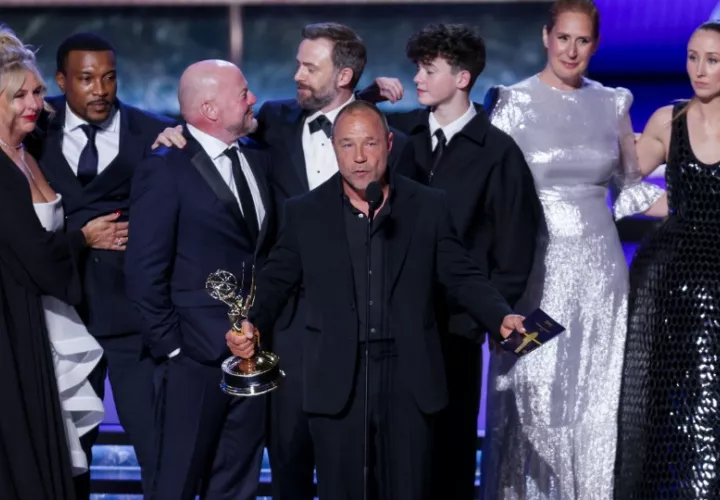 Stephen Graham (c) junto con el resto del reparto recoge el Emmy a la mejor miniserie. Foto: EFE / Allison Dinner