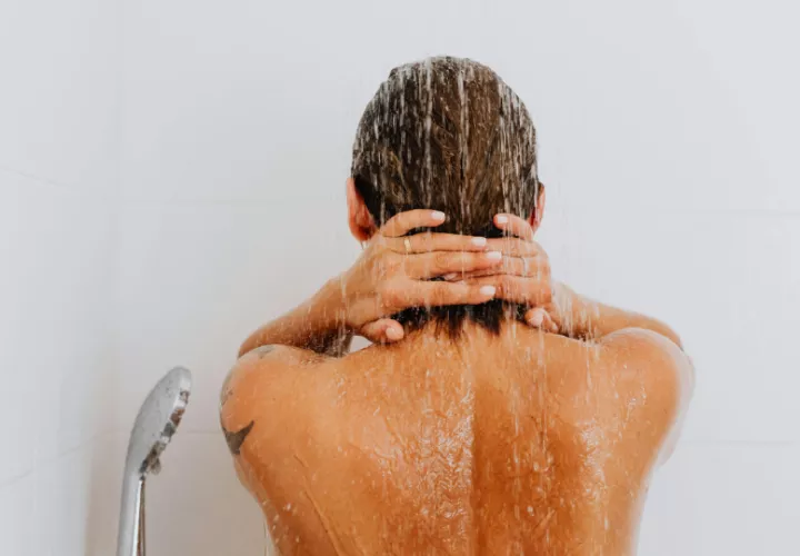 Darnos una ducha tibia o fría después de levantarnos aumenta nuestro bienestar a lo largo del día que comienza. Foto: Kaboompics.com-Freepik
