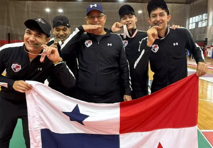 Miembros del equipo panameño de esgrima muestran sus medallas ganadas en Perú. Foto: Cortesía
