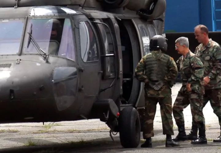 Militares estadounidenses abordando un helicóptero militar. Foto: EFE